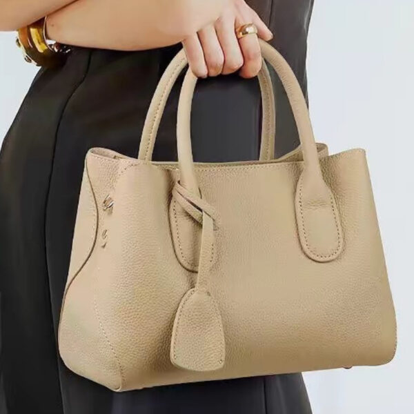 The Cairo Beige Urban Tote from Newness, a stylish beige handbag with oiledge detailing, perfect for everyday use.