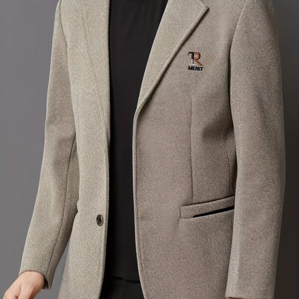 The Metropolitan Men's Casual Suit by Newness: A sophisticated yet effortlessly stylish suit for the modern man. Sharp lines and premium fabric create a polished look, perfect for any occasion.